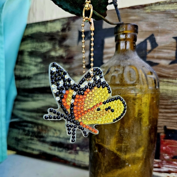 Butterfly Keychain Colorful Unique - Picture 2 of 4